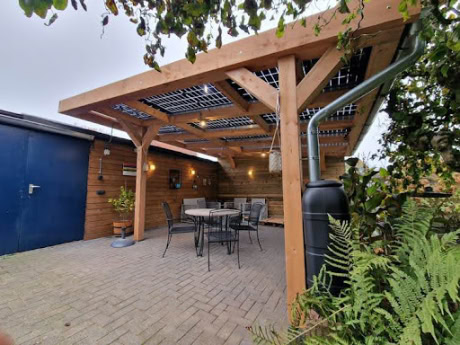 Foto van een houten veranda met zonnepanelen