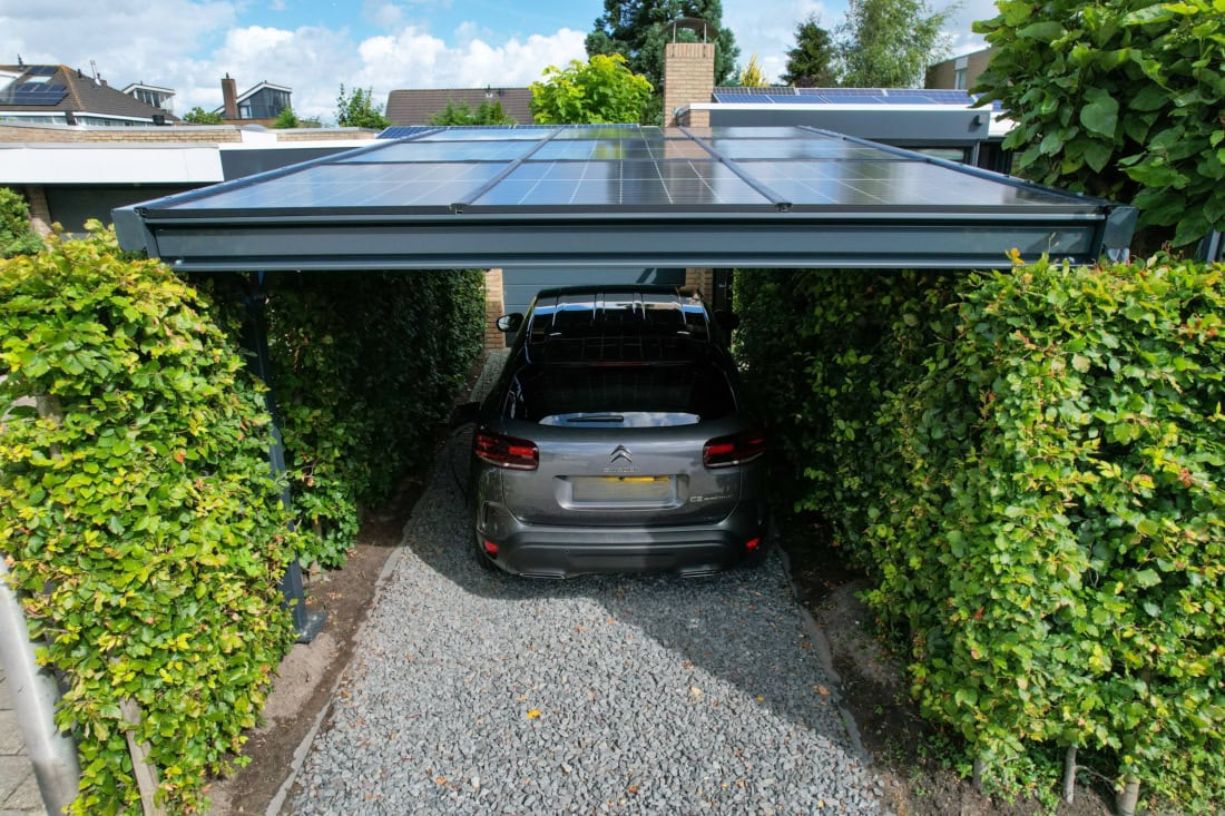 Foto van een stalen Solar carport