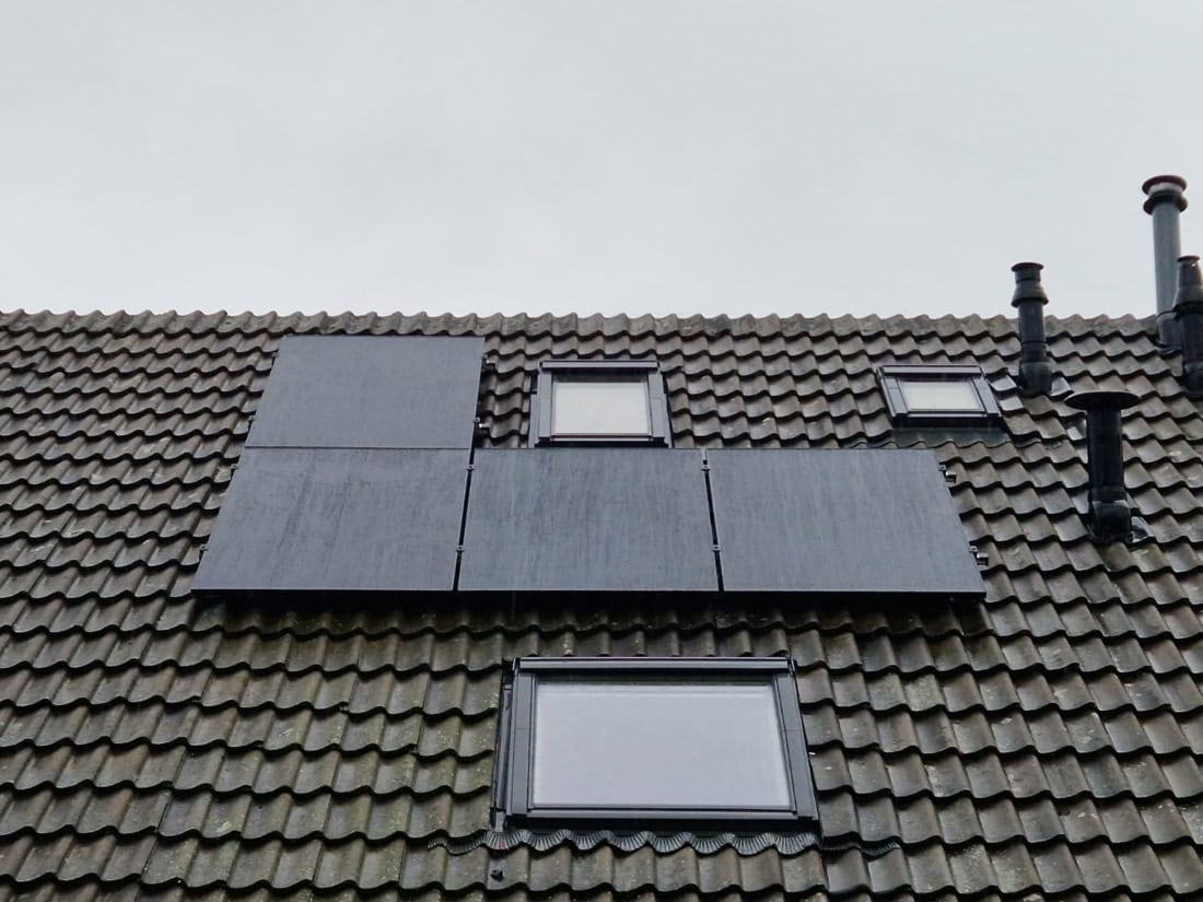foto van zonnepanelen op schuin dak