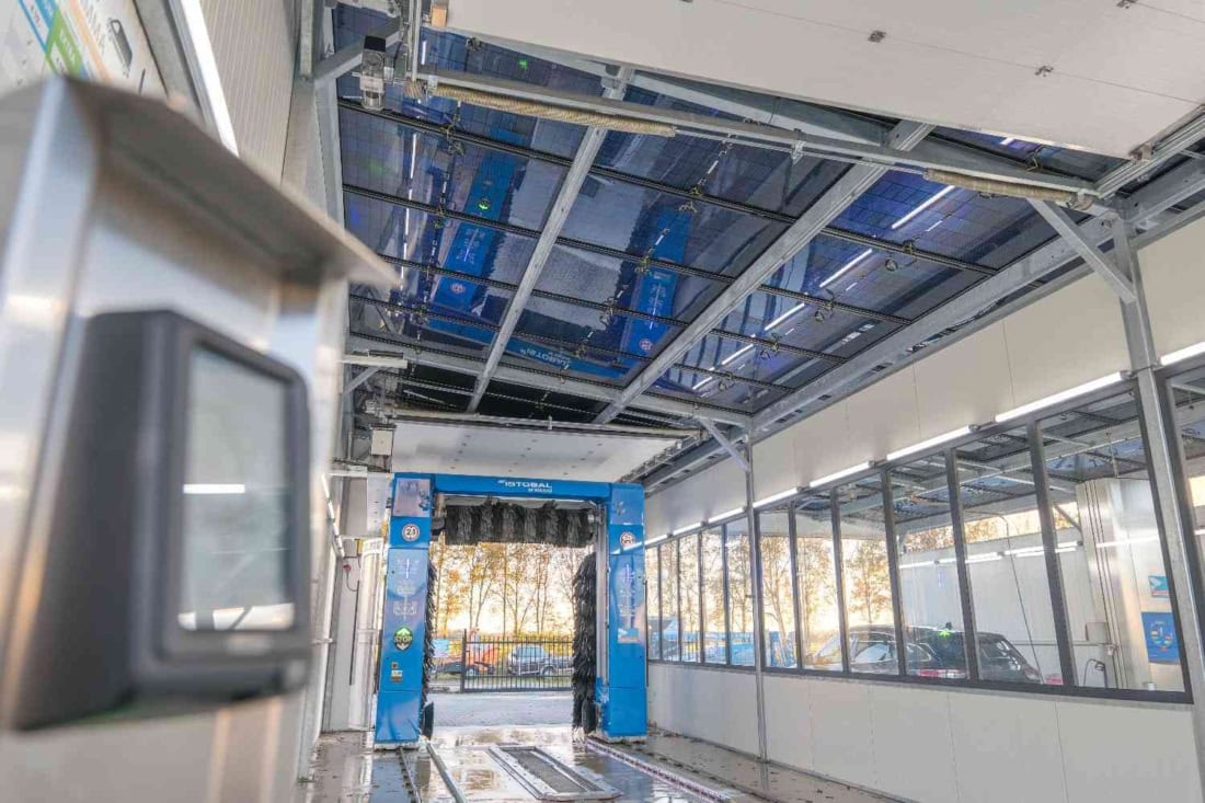 Zonnepanelen op autowasstraat