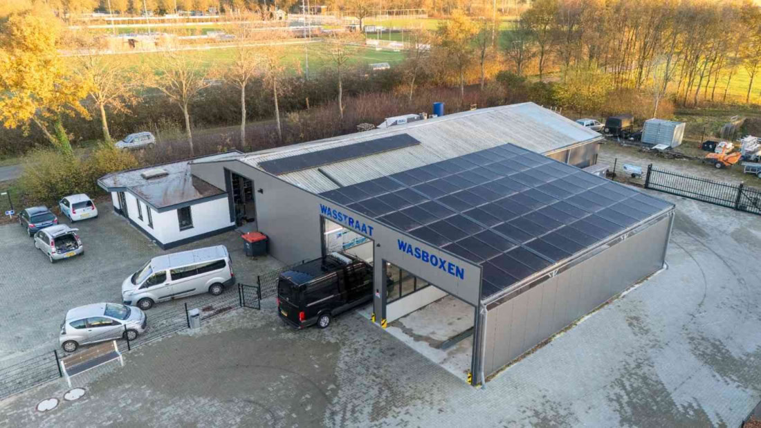 Zonnepanelen op autowasstraat