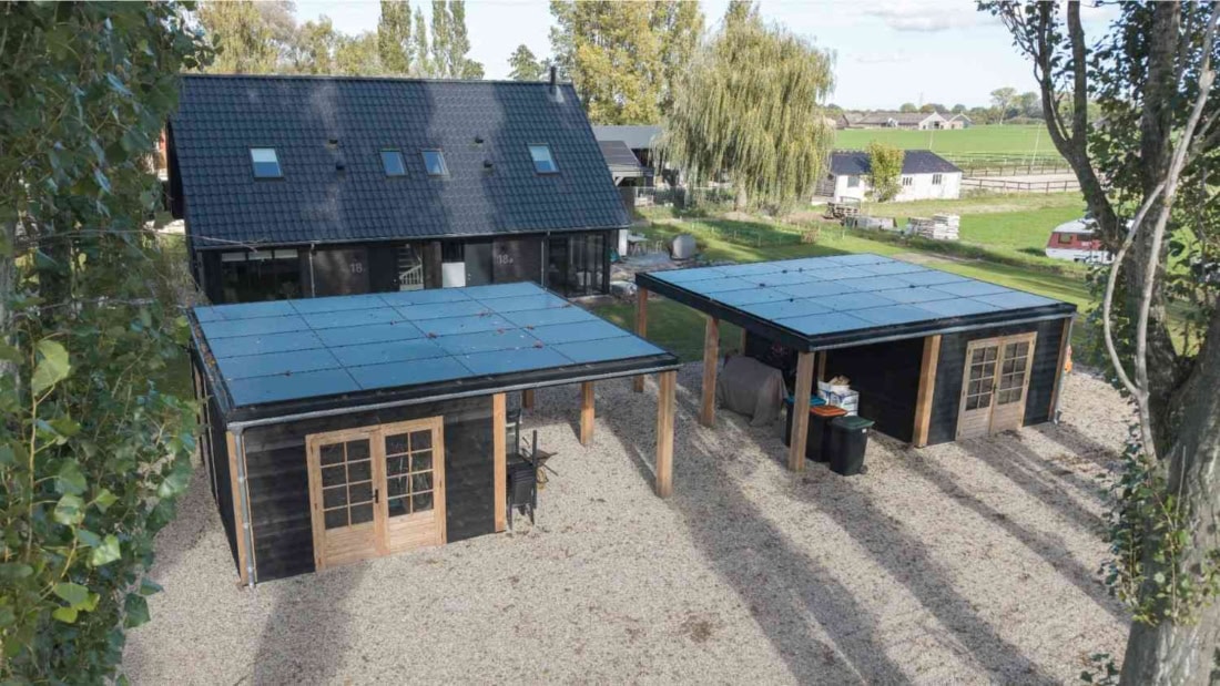 Maatwerk houten carport met schuur en zonnepanelen op locatie in Klarenbeek