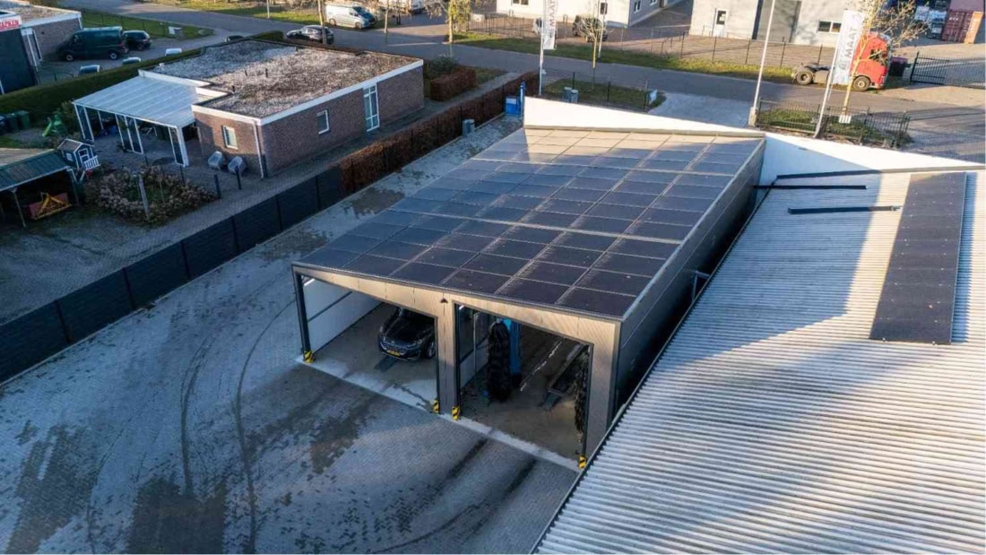 Zonnepanelen op autowasstraat