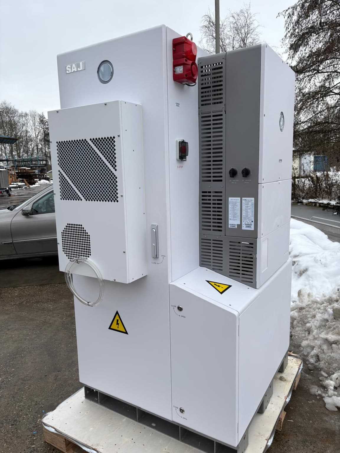 Zakelijke batterijopslag van 100 kWh met geïntegreerde omvormer, gerealiseerd door Shift to Solar in Vinkeveen
