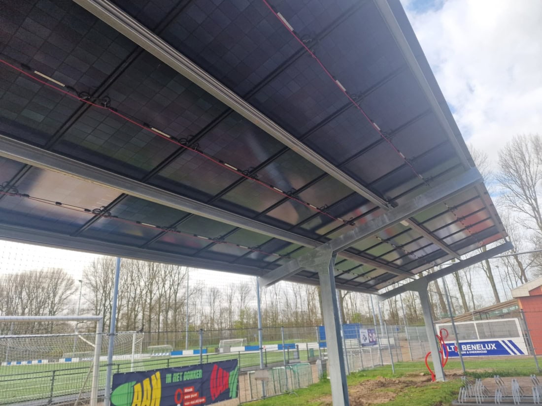 Stalen solar carport met 63 zonnepanelen en laadpalen, gerealiseerd door Shift to Solar in Spijkenisse