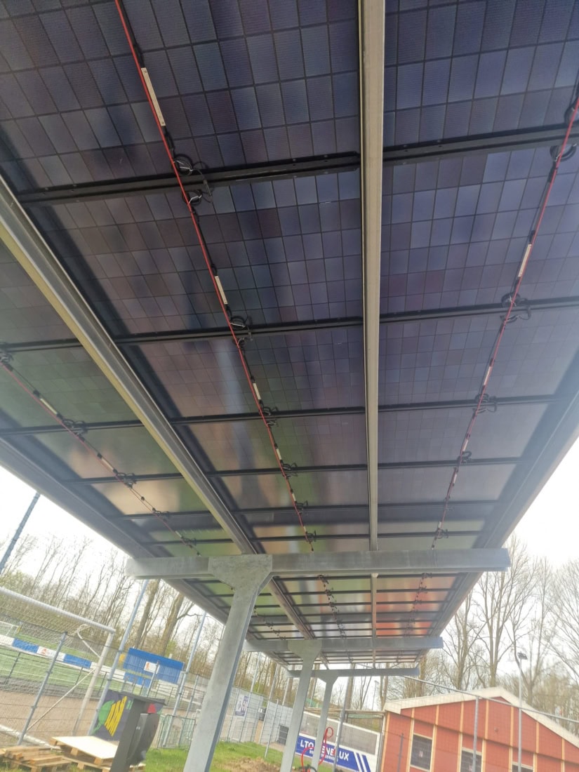 Stalen solar carport met 63 zonnepanelen en laadpalen, gerealiseerd door Shift to Solar in Spijkenisse