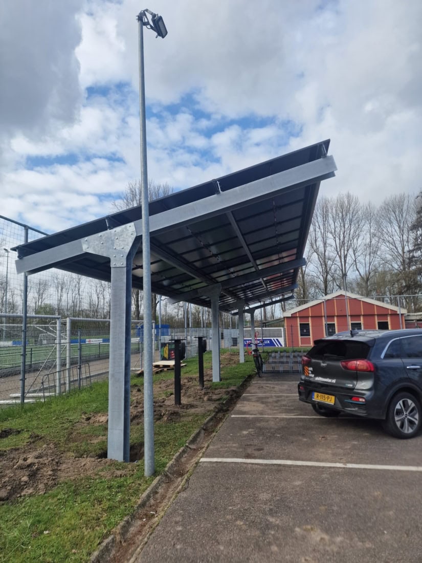 Stalen solar carport met 63 zonnepanelen en laadpalen, gerealiseerd door Shift to Solar in Spijkenisse