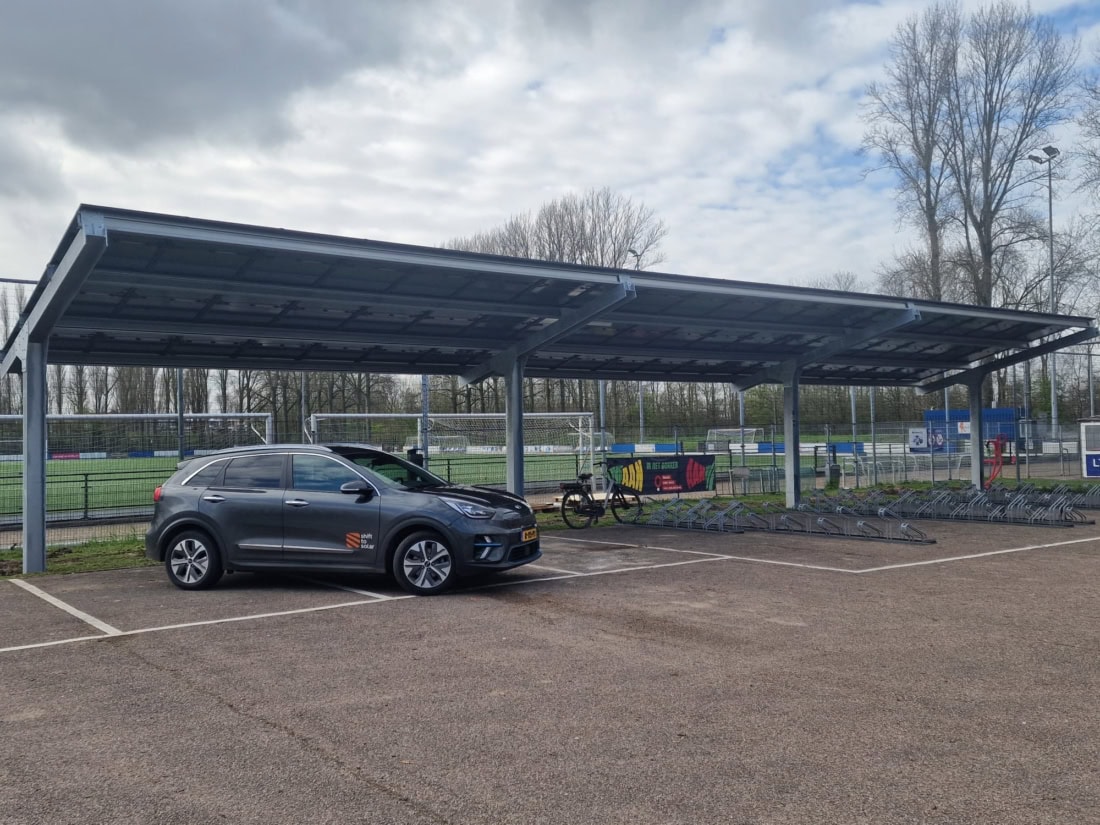 Stalen solar carport met 63 zonnepanelen en laadpalen, gerealiseerd door Shift to Solar in Spijkenisse